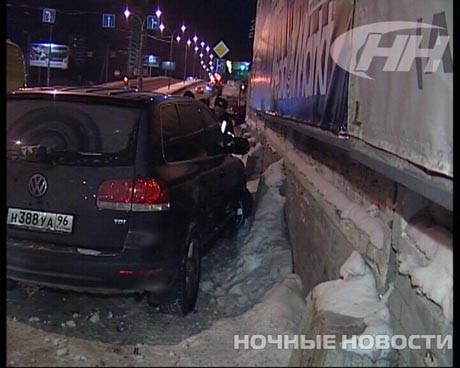 Тротуары тоже небезопасны. В Екатеринбурге внедорожник протаранил группу пешеходов. Пострадали два человека 